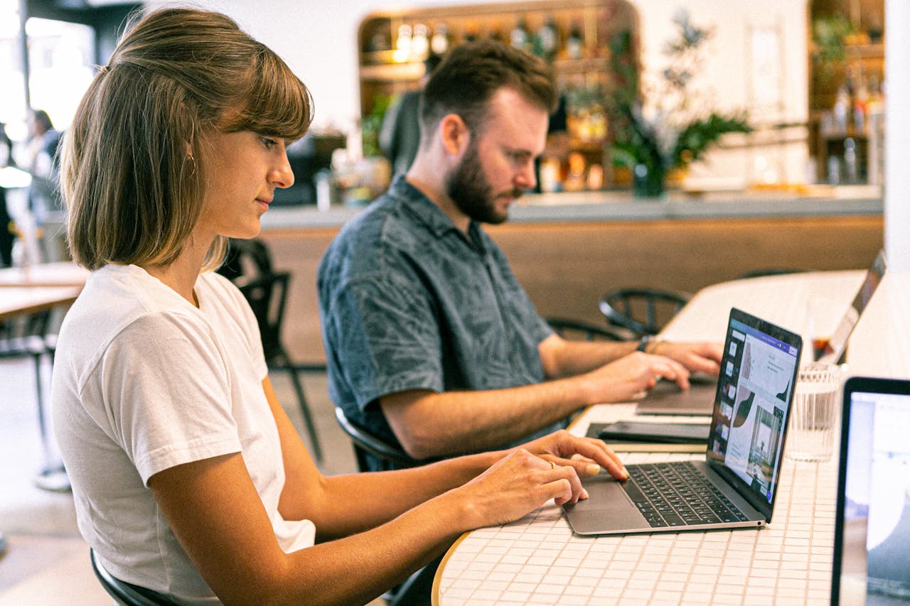 Freelancer working vs side hustler juggling tasks – work comparison 2025